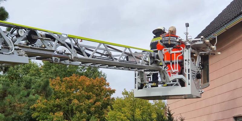 Feuerwehr unterstützt Rettungsdienst mit Drehleiter